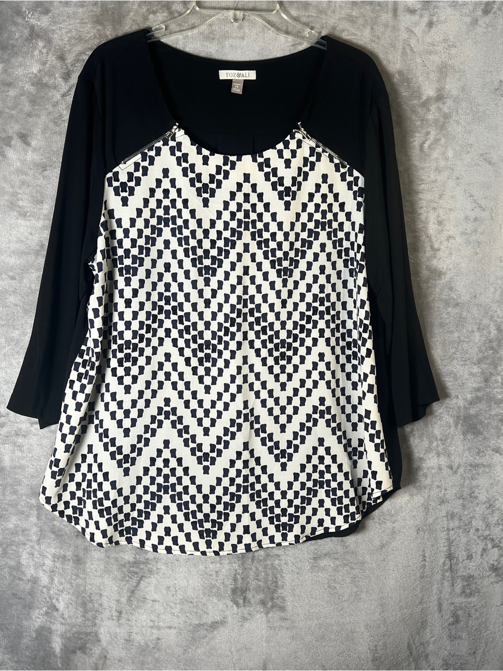 Roz & Ali Black and White Chevron-Style Raglan Top